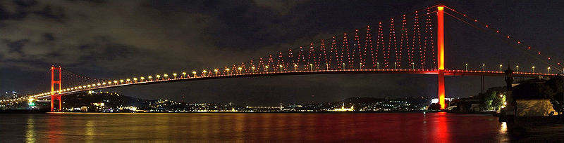 Puente del Bósforo en Estambul conecta Europa (a la izquierda) con Asia (a la derecha).